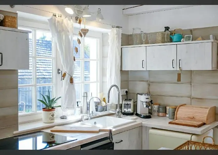 Henye Homes Semesterbostad