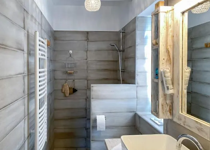 Henye Homes Semesterbostad