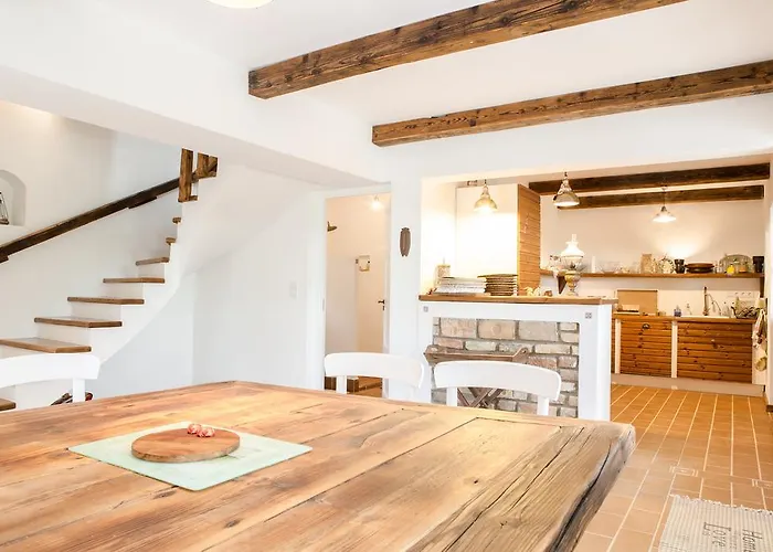 Semesterbostad Henye Homes