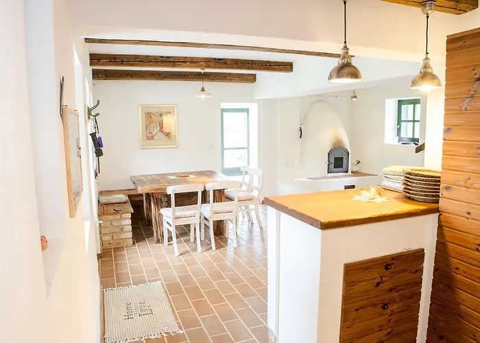 Henye Homes Semesterbostad *